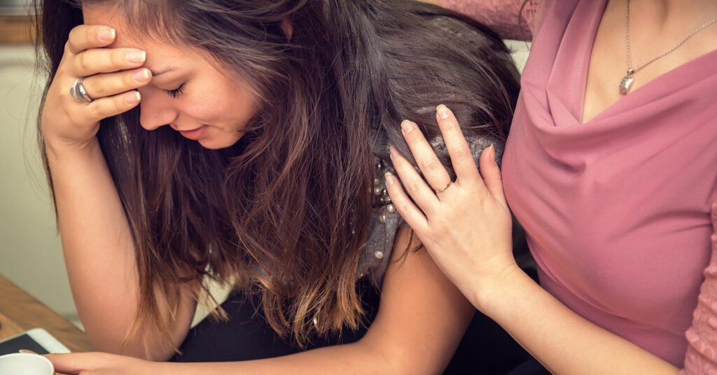復縁を女友達に相談する女性