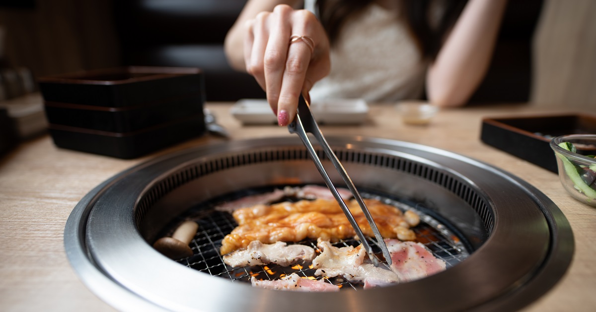 付き合う前に二人で焼肉デートの食事は脈あり？男性と焼肉に行く女性の心理