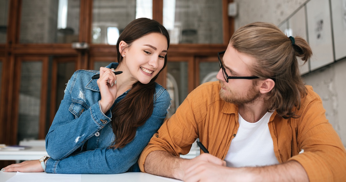 自分の近くに来る女性の心理が知りたい！わざわざ寄って来るのは好きだから？