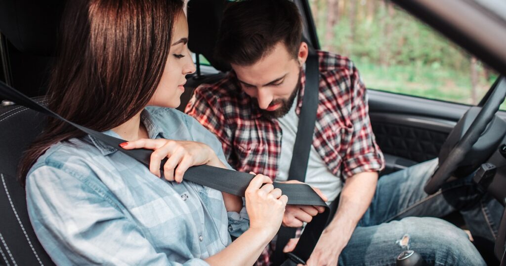 車の中で彼氏に別れ話しようとする彼女
