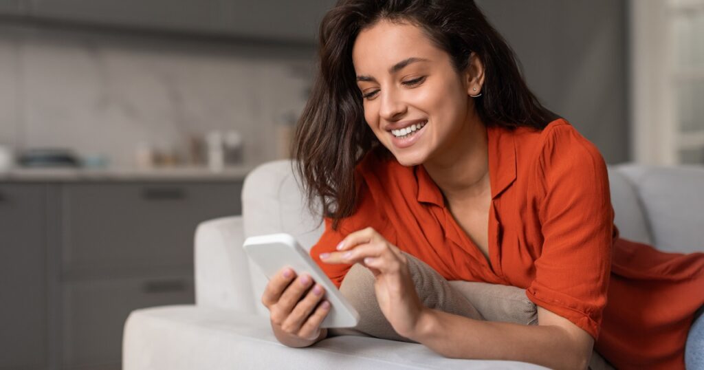 好きな人にLINEを送る女性