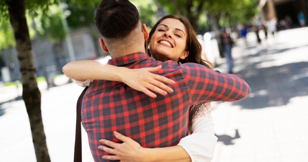 好きな気持ちを行動で示す男性