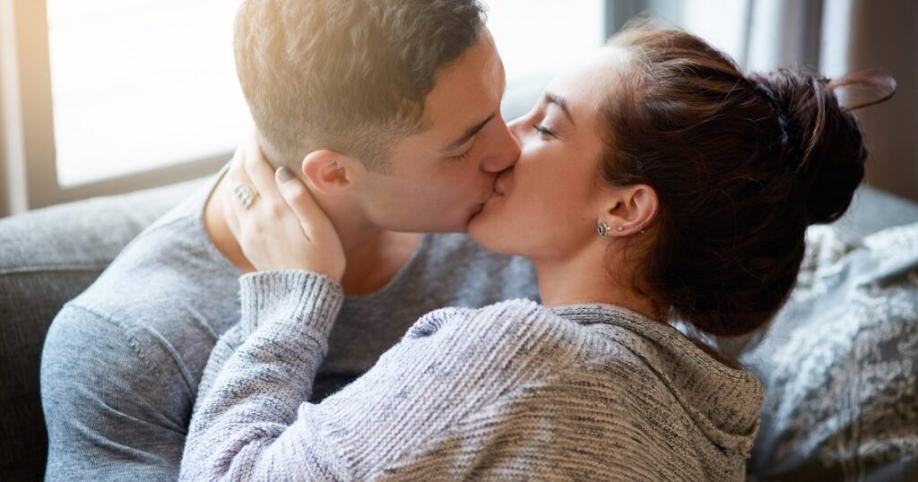 目を閉じてキスする女性