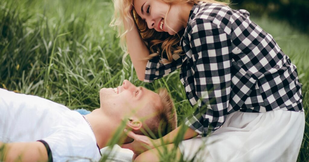 付き合う前の男に膝枕する女性