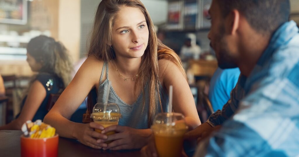 彼氏の元カノの話を聞く彼女