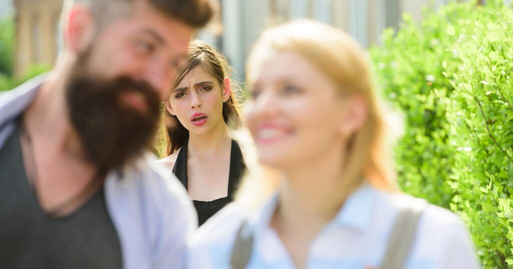 夢の中で彼氏が知らない女といる彼女