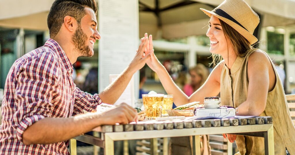 付き合う前の女性と手を握る男性
