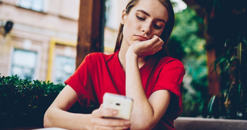 連絡が少ない彼氏を不満に思う彼女