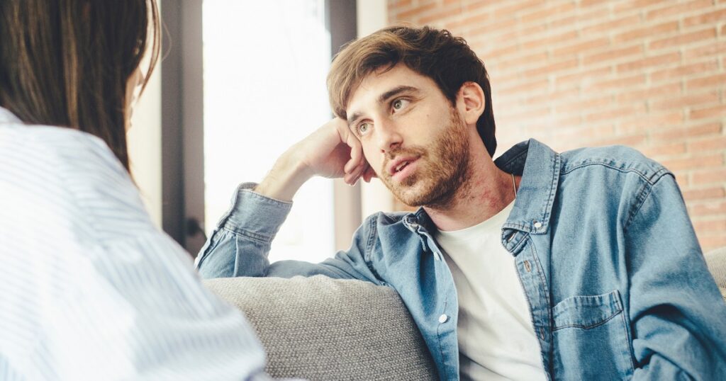 大事にしている女性に話しかける男性
