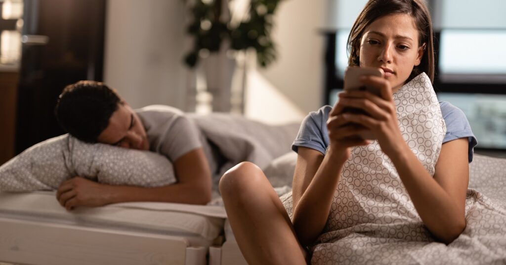 彼氏のスマホを見てしまう彼女