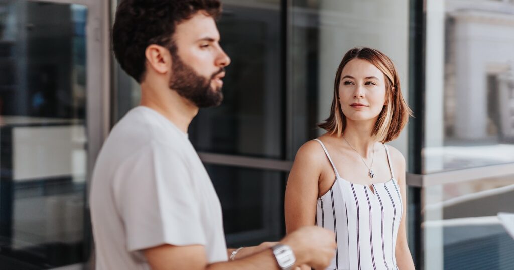 好意をアピールする女性