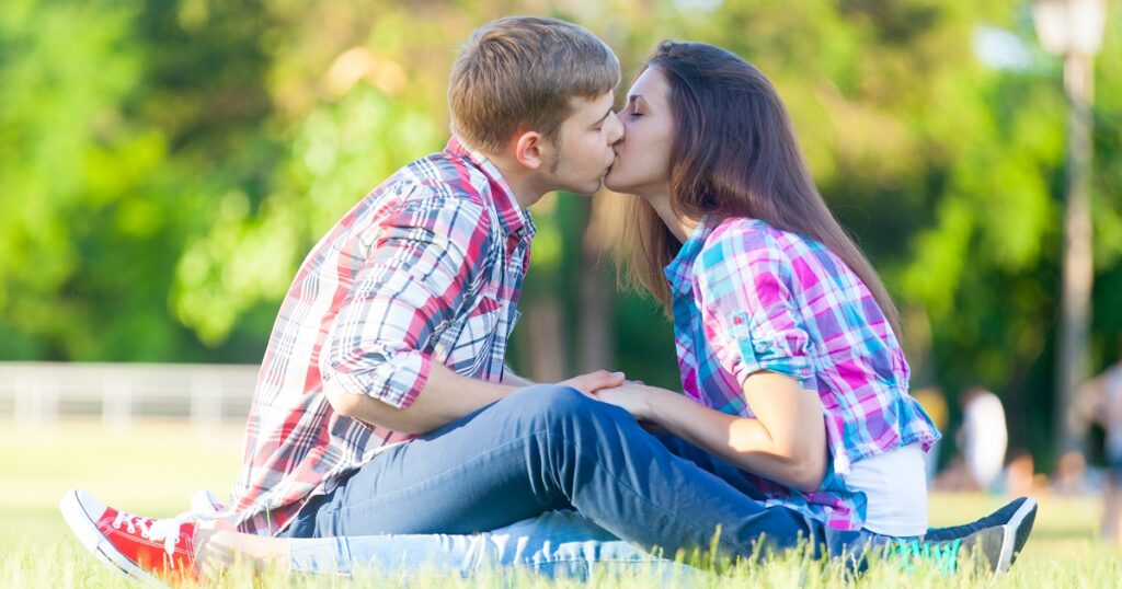 長いキスをするカップル