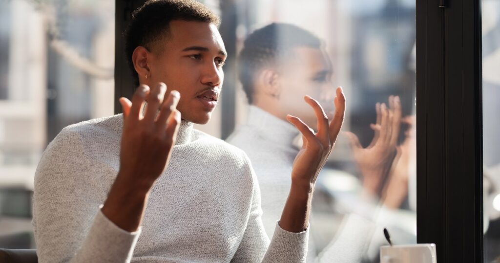 遅刻してくる女性を待つ男性