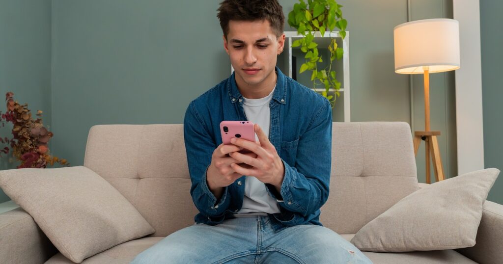 女性に会う約束をする男性