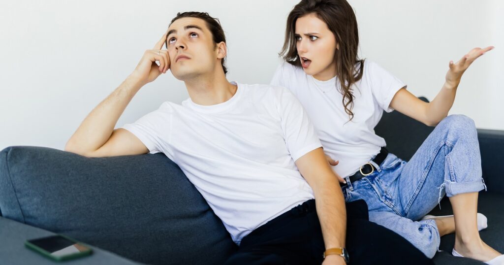 彼氏にグチグチ言う彼女