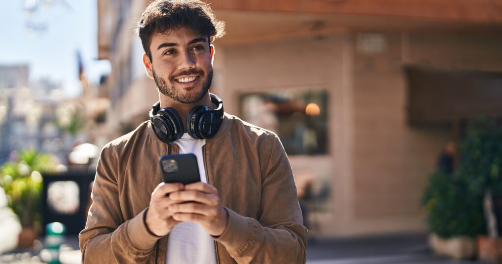 彼女に連絡する甘えたい男性
