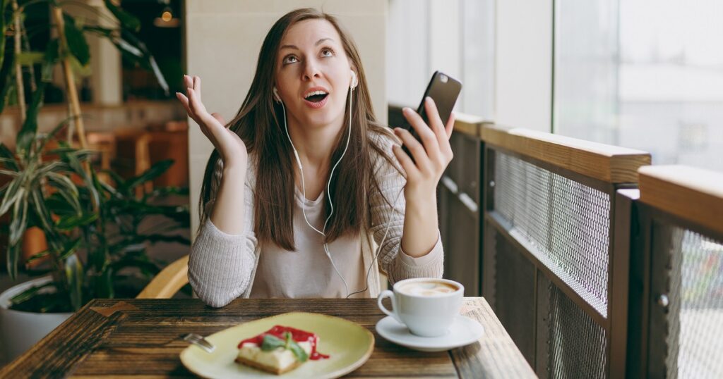 誕生日アピールがウザい人のSNSを見た女性