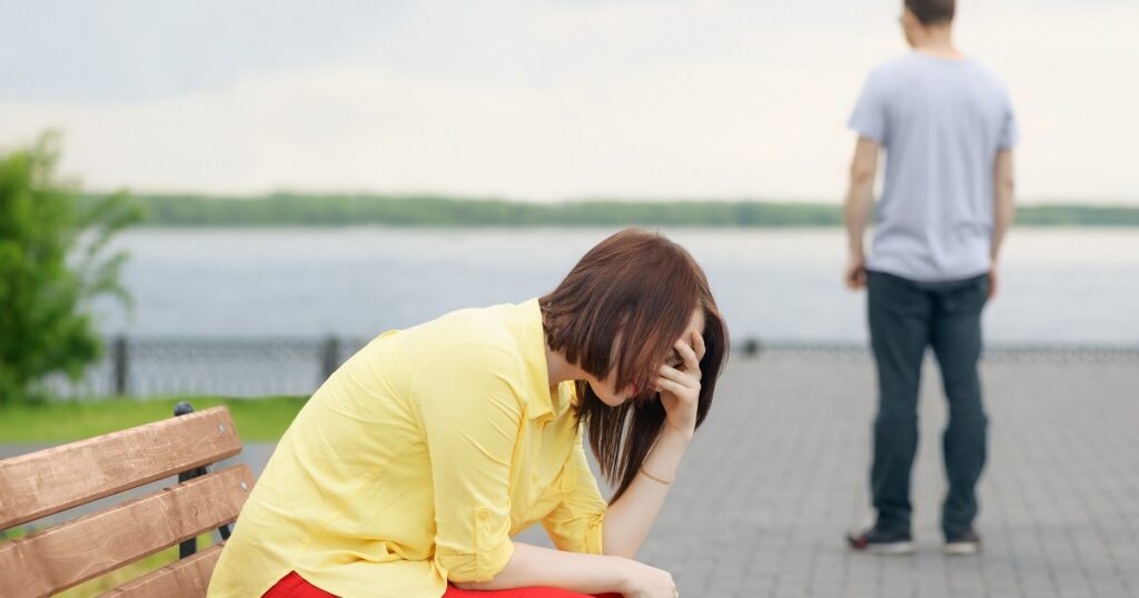 好きな女性の告白を断る男性