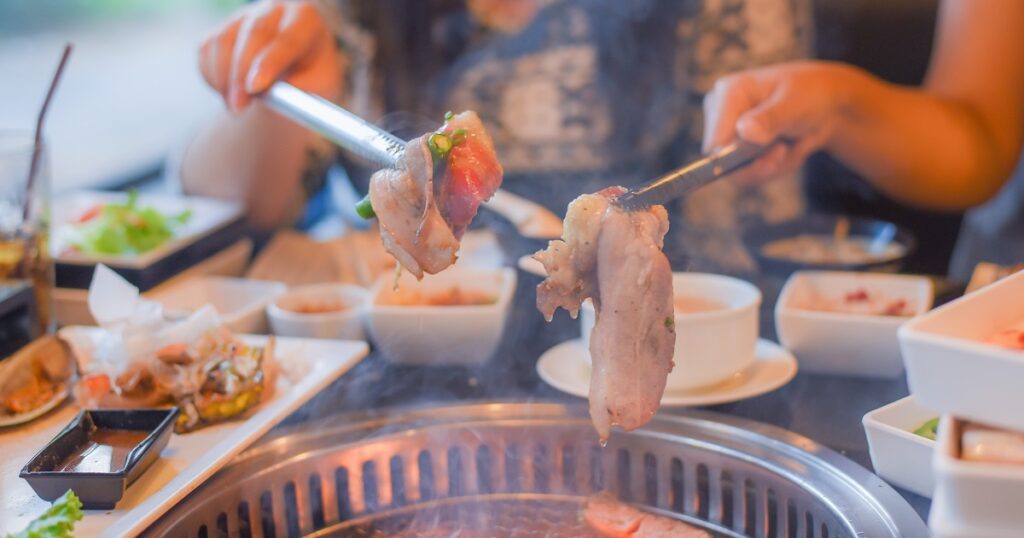 焼肉デートで相性チェックする女性