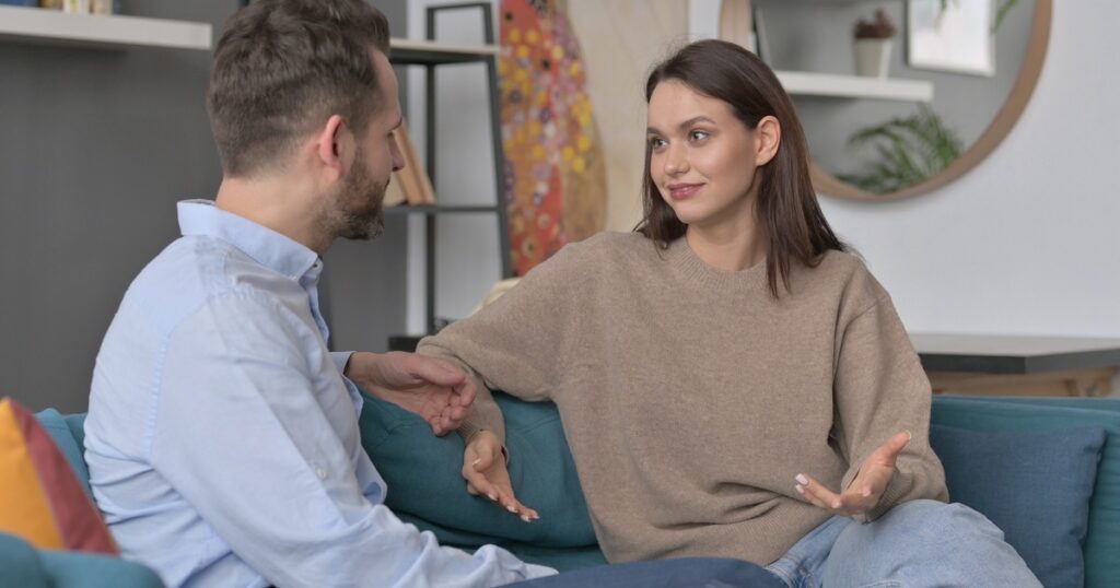 彼氏に自分の気持ちを伝える彼女