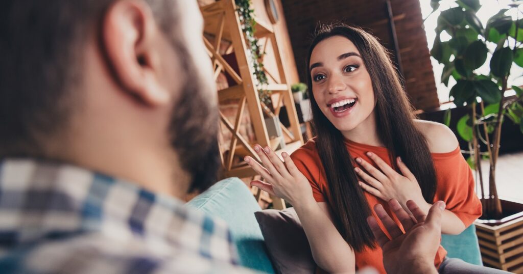 うざい男性を褒めて持ち上げる女性