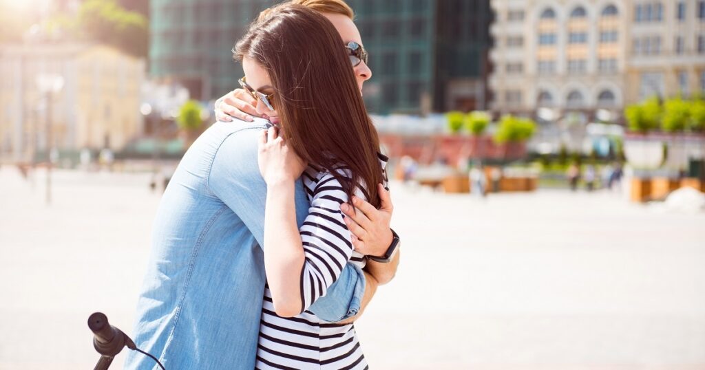 女性から好意を感じて抱きしめる男性