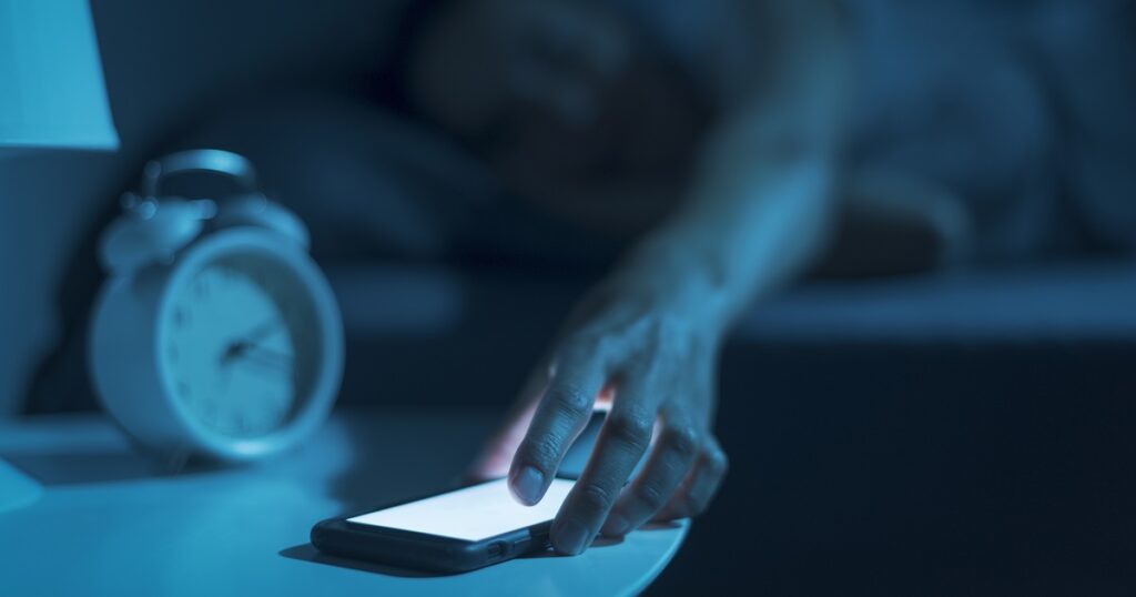 夜になると電話したくなる女性