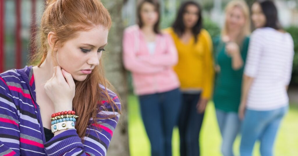 仲間外れにする大人