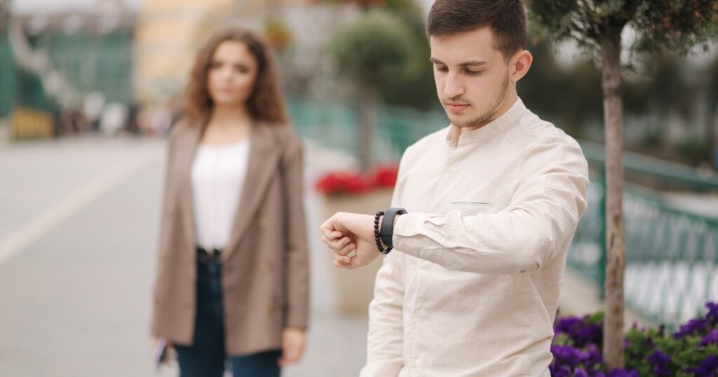 待ち合わせに遅刻してくる女性