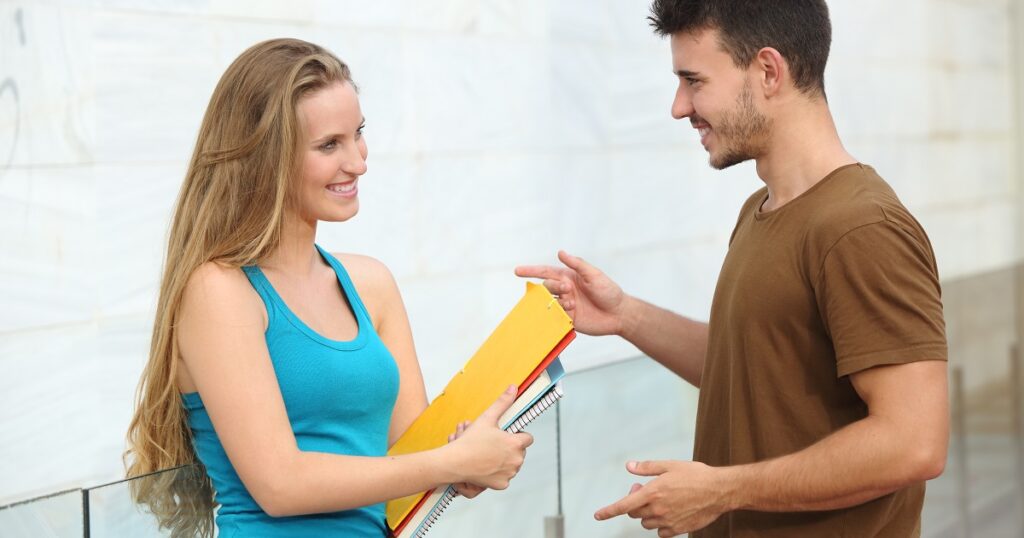 社交辞令で女性を誘う男性
