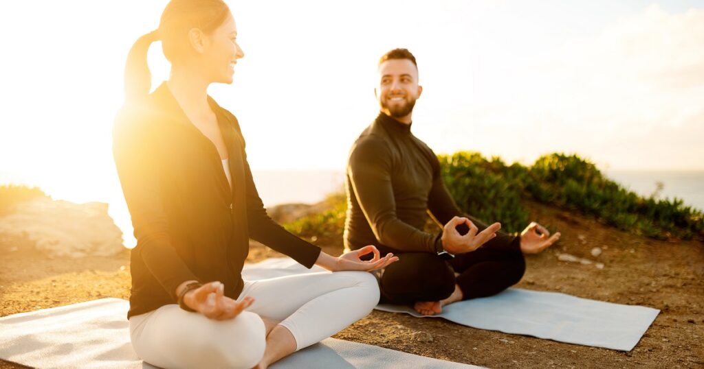 ヨガを一緒にやっているカップル