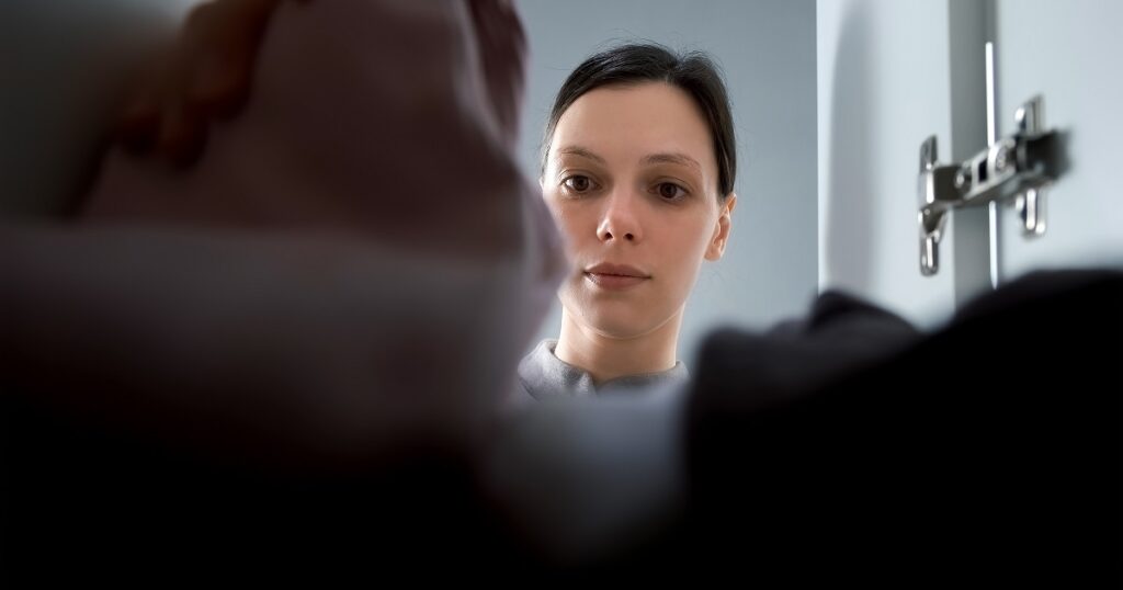 彼氏の部屋で他の女の形跡を探す彼女