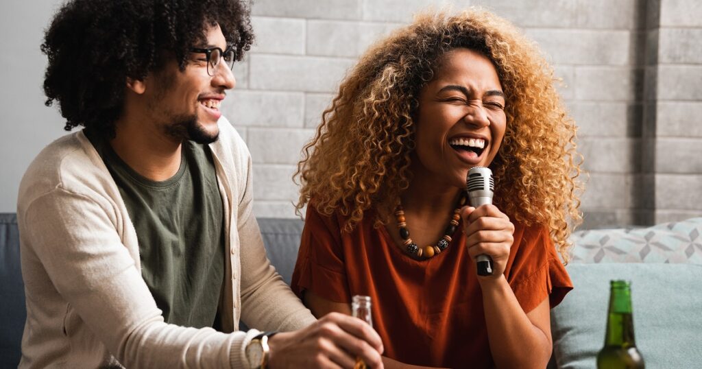 付き合ってない男女が二人でカラオケ