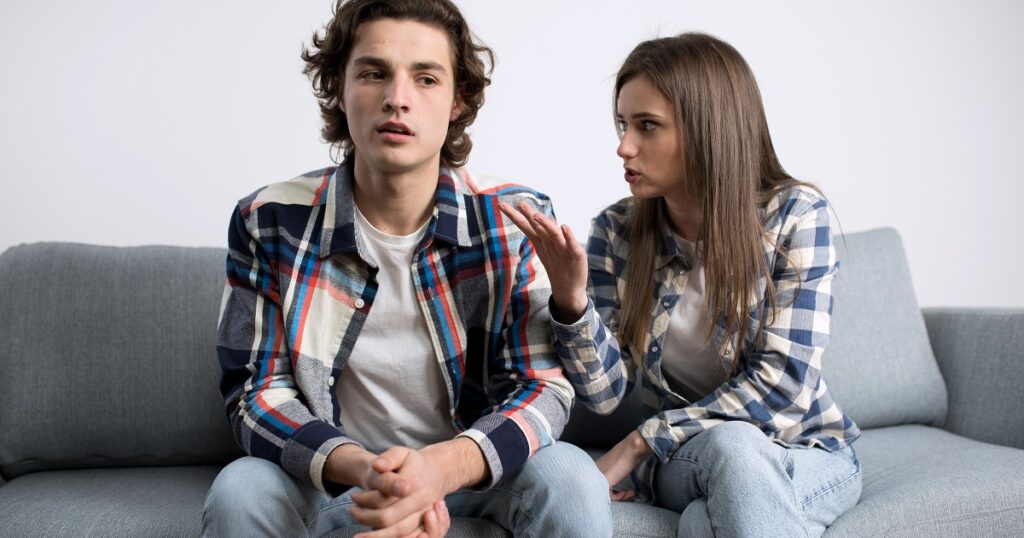 彼氏が予定を言わないことに不満を抱く彼女