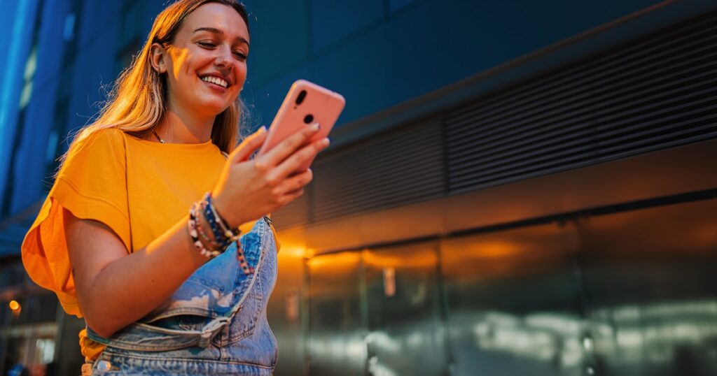 彼氏からのLINEの返事を見る女性