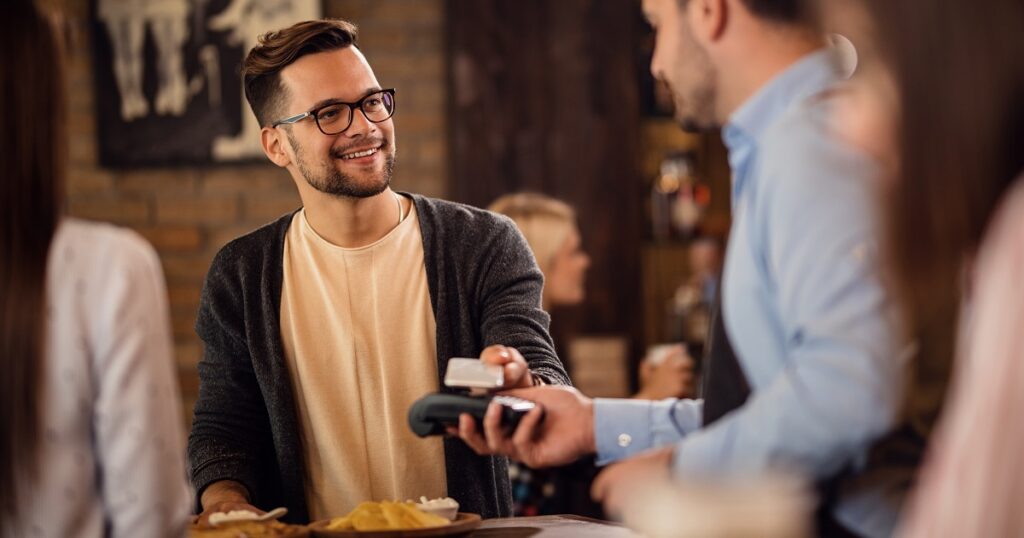 デート中の食事の会計を支払う男性