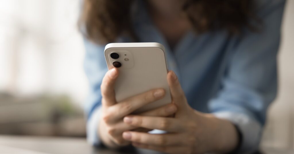 LINEで彼氏に別れを告げる彼女