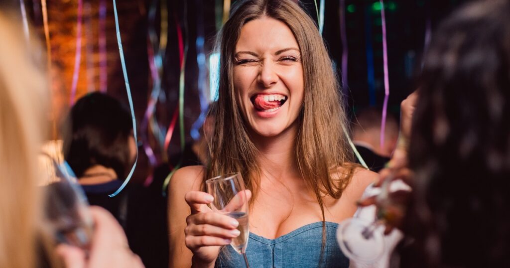 お酒に酔っ払う酒癖の悪い女