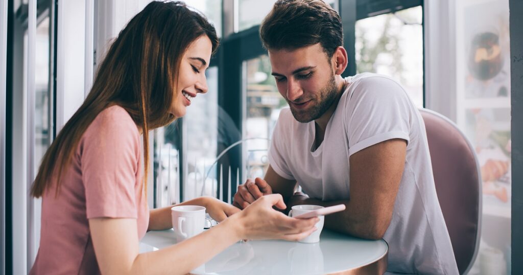 好きな人に近寄る女性