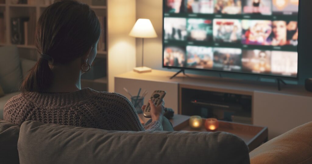 一人で映画鑑賞をする女性