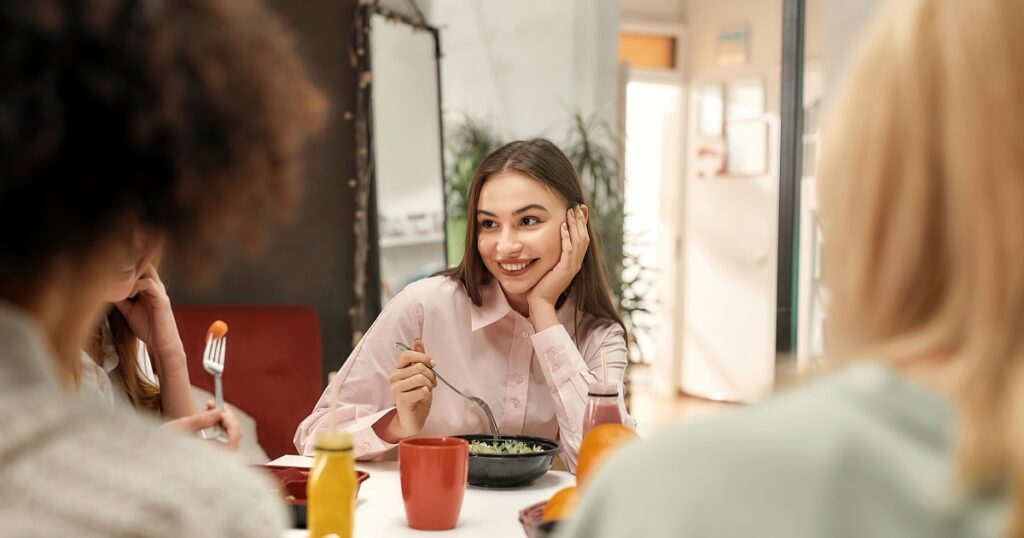 コミュ力のある職場の女性