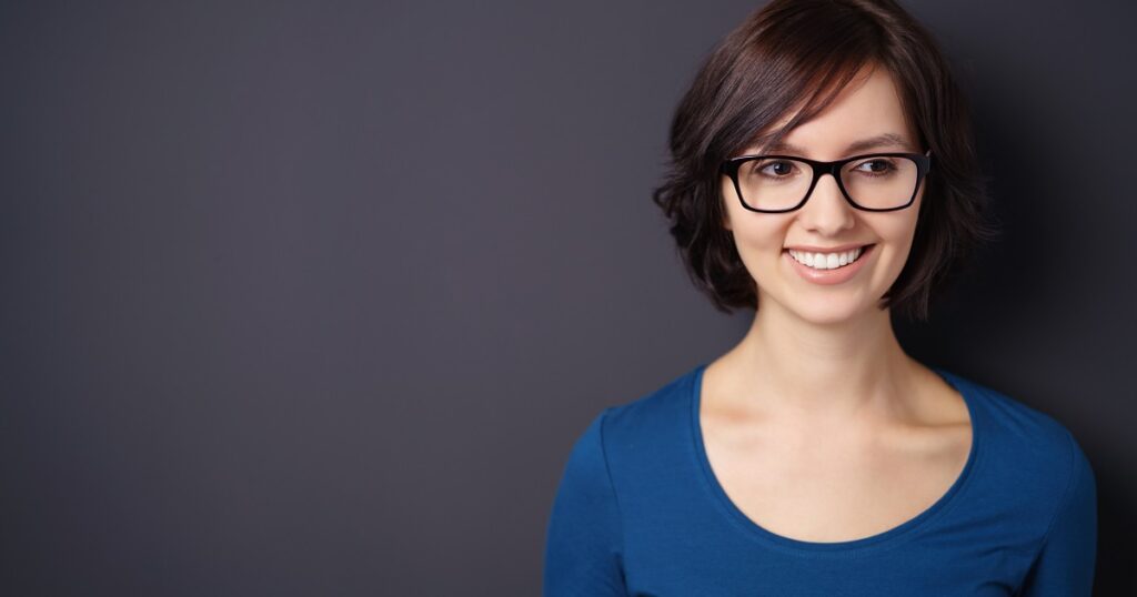 親しい人に笑顔を見せる女性