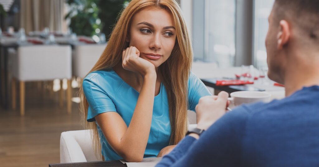 男性のやんちゃ自慢話を聞く女性