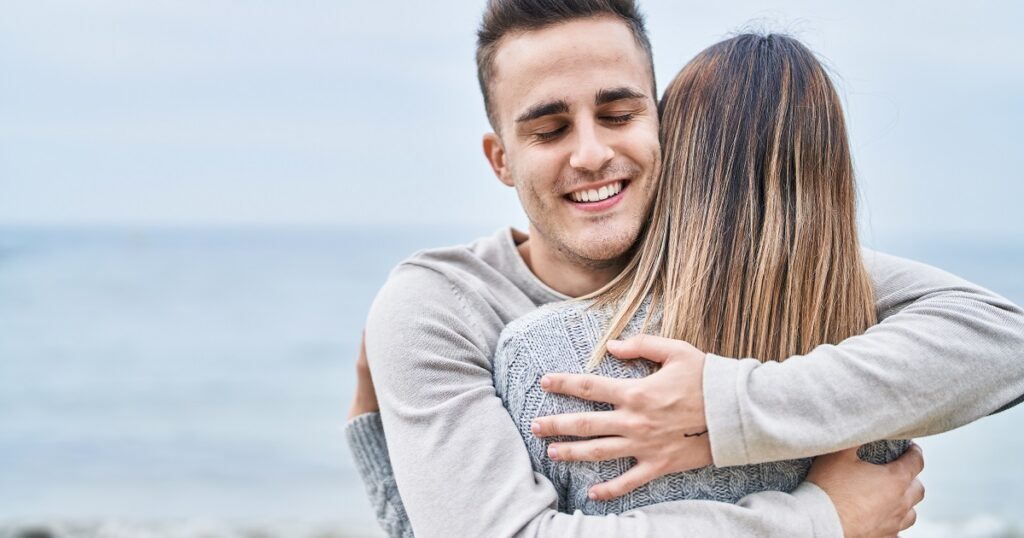 女性を抱きしめる自分に酔う男性