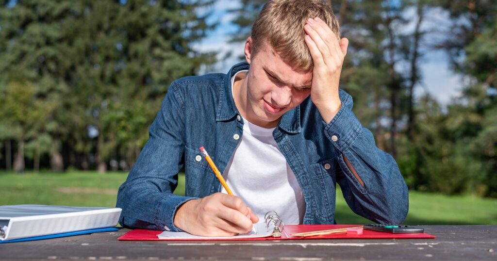字を書くのが苦手な男性