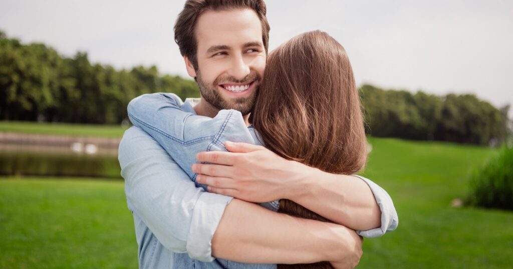 下心で付き合っていない女性を抱きしめる男性