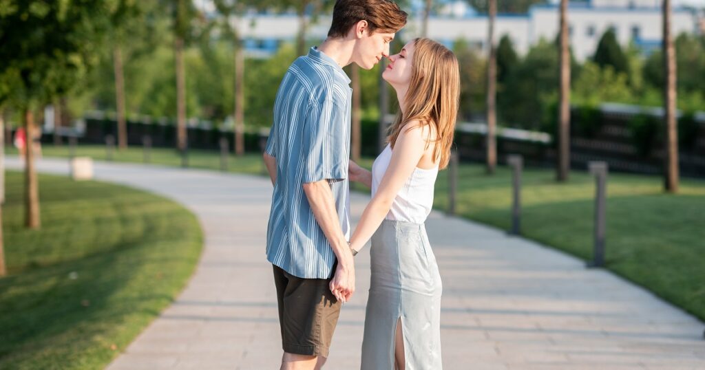 付き合う前にキスする男女