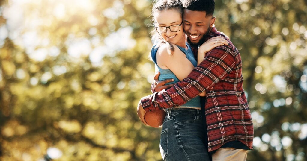 付き合う前に女性を抱きしめる男性