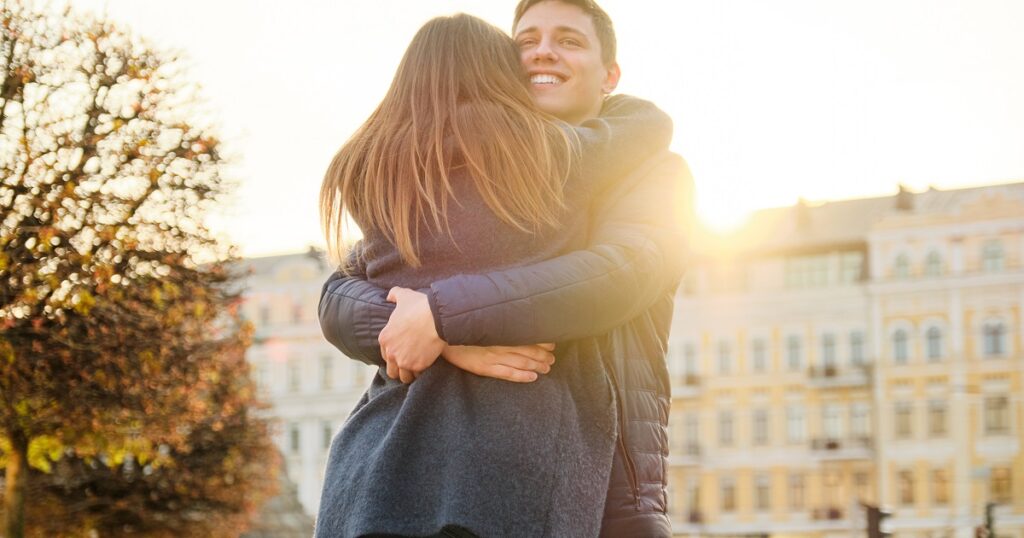 付き合う前に好きな女性を抱きしめる男性