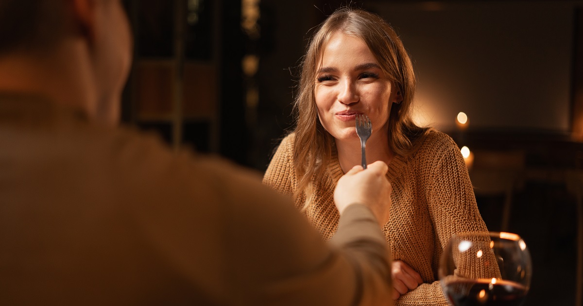 これってもしかして脈あり？自分の飲みものを勧める・間接キスする男性心理とは！